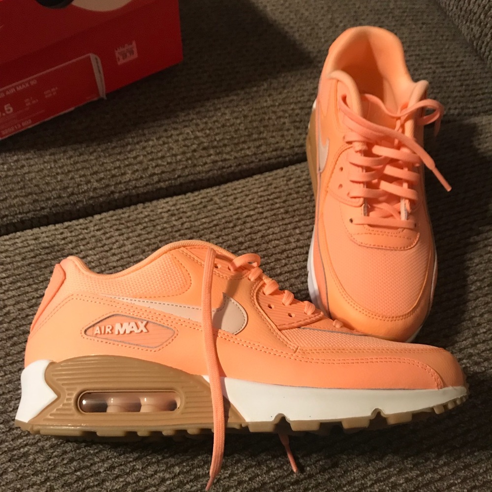 Women’s tennis shoes